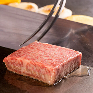 Made with the highest quality Kobe beef. Course meals available from 9,800 yen