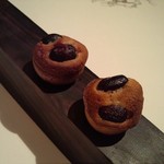 エディション・コウジ シモムラ - 小菓子２：塩味の焼きたてオリーブのフィナンシェ