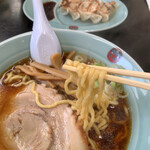 ダルマヤラーメン - 麺リフト。太ちぢれ麺 見た目よりもチャーシューもめっちゃ食べやすい。