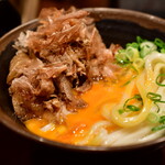 Kagawa Ippuku - 釜玉(小)＋トッピング肉@税込820円：生卵をくずして。