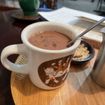 喫茶 橙灯 - すごく熱くて甘くて美味しい。ホットチョコレート、最高。冬だなぁ。715円。素晴らしい美味しさです。好き。