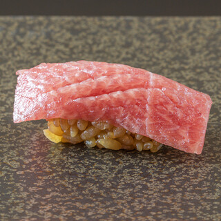 Omakase nigiri套餐。由熟練的雙手產生的最佳一致性