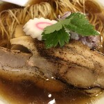 つけ麺　弐☆゛屋 - 煮干しらぁ麺　黒。チャーシューも豚とささみの二つが載っている。