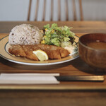エルクルーカフェ - 定食ランチ(鮭のムニエル、ごはん、小鉢、お味噌汁、ドリンク)