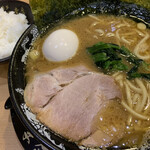 博多 一幸舎 - 博多家系ラーメン(ごはん付き)950円