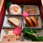 赤坂 菊乃井 - 2012-12　前菜　えぼ鯛の椿寿司、からし蓮根、たらこの落雁、からし菜、鮟肝奈良漬、からすみイカ巻き
