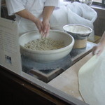 手打 神代そば - 蕎麦をこねて