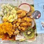 piguha in the kitchen - ブッダボール 400円。豆に根菜、雑穀米にフルーツと品数豊富！ずっしり重いです♪