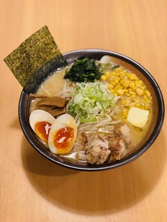 Ramen Shouriki - 厳選した白味噌に胡麻、アーモンド、バターなど14種類を混ぜ合わせた旨味のある味噌ダレと、鶏ガラや丸鶏などをふんだんに使ったスープを合わせた濃厚な味噌らーめんです。