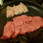 焼肉本舗 - タンとミノ・・・肉厚なタンでジューシー♪