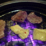 Yakiniku Hompo - タンとミノ焼き中