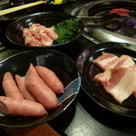 焼肉本舗 - 鶏のセセリにウインナー・豚バラ