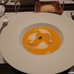162634222 - オマール海老と香味野菜のトマトクリームスープ　ビスクと桐生酵母を練り込んだフォカッチャ