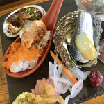 小野の離れ - ネギトロ＋雲丹、サザエ＋コノシロ(カラシ酢みそ)、酢飯の上にトビコ＋鰻、トコブシの殻には色々な魚の柚子胡椒醤油漬け