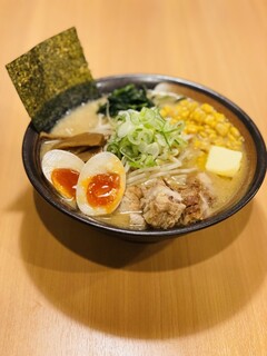 h Ramen Shouriki - 厳選した白味噌に胡麻、アーモンド、バターなど14種類を混ぜ合わせた旨味のある味噌ダレと、鶏ガラや丸鶏などをふんだんに使ったスープを合わせた濃厚な味噌らーめんです。