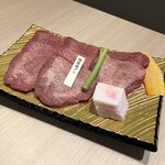 板前焼肉 一牛 - 特選塩タン1298円(写真は2人前)