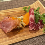 サラマンジェ ド ヨシノ - 柿、バケットにはブルーチーズ