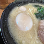 横浜家系ラーメン春吉家 - 無料のトッピング券何あったので卵を！