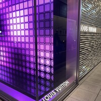 スガラボヴィー - 1階ヴィトンのディスプレイ