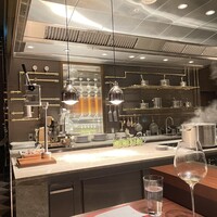 スガラボヴィー - カウンター席の前のオープンキッチン