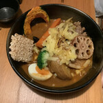 奥芝商店 - 大地の恵み野菜に粗挽きラム肉とレンコントッピング　辛さ4 海老スープ