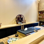 Sushi Koma - 店内のつけ台とカウンター　コンパクトで機能的な店内です