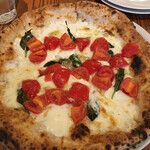 Trattoria Pizzeria  Appetito - マルゲリータビアンカ(1518円)フレッシュトマト、モッツァレラ、パルミジャーノ、バジリコのってるよ