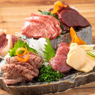 “Horse sashimi directly from Kumamoto Prefecture” is a must-try! Savor the carefully selected specialties