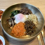 韓国家庭料理スリョン - 7種具材のビビンバ ¥1,100- (税込)