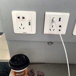 McDonald's - 空港だけあって電源スポットが各所に