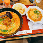 らーめん ぎょうざ 古潭 - 旨辛坦々麺のミニ天津飯セット＋海老マヨ