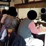 麺屋 たけ井 - 満員のカウンター席♪(・。・;