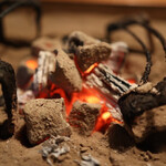 大松家 - 炭がパチパチと