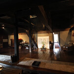 大松家 - 入り口の土間がウェイティングスペース（誰もいないように撮ってるけど、この後ろにはたくさんの人）