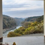 立木音楽堂 - コンサートホールのステージ背面がガラス張りで、瀬田川の景色を眺められます。