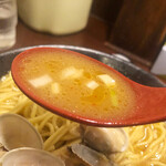 Ramen Iwamotoya - スープは濃厚！醤油豚骨スープで少々クドめです。
      でも魚介の旨味はあまり感じられません…。あさり等の旨味があるスープだと思っていたので、少し拍子抜け。