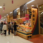 芝寿し - 賑わう店頭