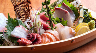 Sushi To Yakitori Daichi - 豊洲から仕入れた新鮮な鮮魚をつかっております。是非大地にきたら船盛りのご注文を♪