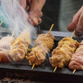 備長炭で焼き上げた、ジューシーな焼き鳥もオススメの逸品♪