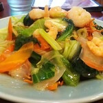 日華飯店 - 海老かた焼きそばを手前からみる。