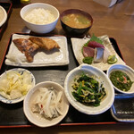 Shokuen Wa - 2021年11月。さわらのカマ焼きランチ1250円。お刺身と小鉢4品に食後のコーヒー付き。鮭のあら汁。