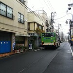 日華飯店 - 本八幡通りを行く亀戸行きの都バス。