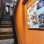 Nanglo Ghar - ビルの2Fのお店のドアを開けると更に階段