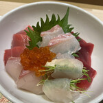 鮨 子都菜 - 海鮮丼。新鮮さがネタの艶から伝わってきます。