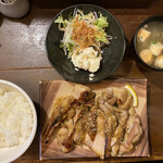 Sumiyakijidori Toriken - サラダと味噌汁付き