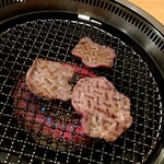 焼肉 知代 - タン焼き焼き中ｗ