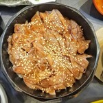 味の散歩道上州屋 - うおおお！これはただの牛丼ではない！ひつまぶしとは言え米がほとんど見えん！