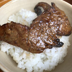 河の家 - 白米の上に焼いた肉！