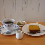 Cafe mamesuke - 料理写真:コーヒー(ホット)、本日の焼き菓子(かぼちゃケーキ)