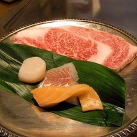 鉄板焼き 大和 - 黒毛和牛ロース、帆立貝、ヒラスズキ、キングサーモン
